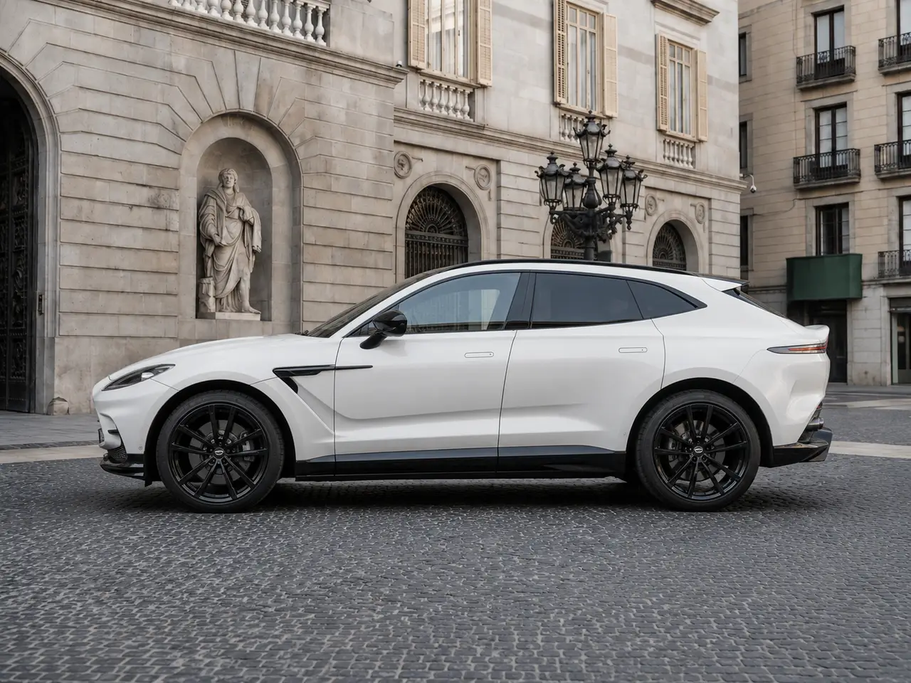 Aston Martin DBX 707 2026, esterno — Milan Luxury Cars, Milano. L'Aston Martin DBX 707 unisce la struttura di un SUV a cinque posti a una spinta di 707…