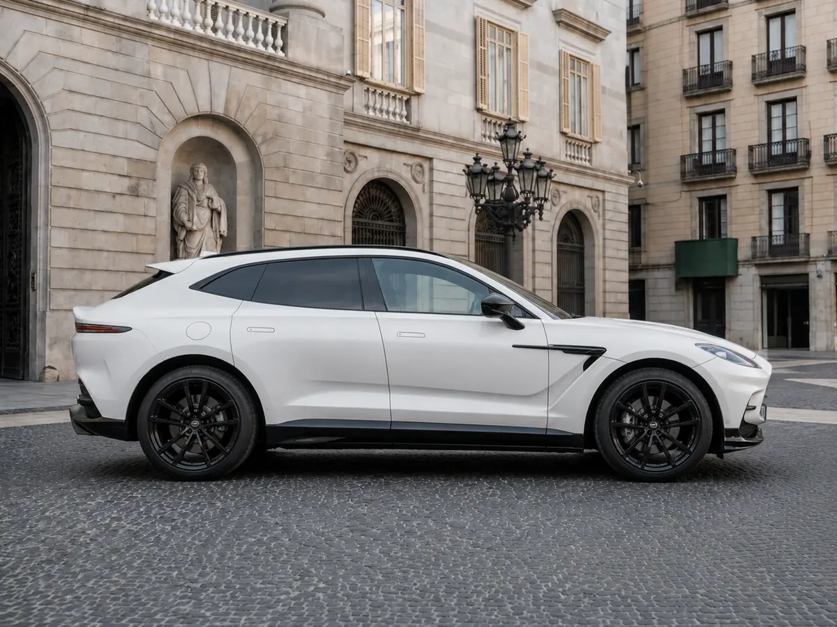 Aston Martin DBX 707 2026, vista frontale — Milan Luxury Cars, Milano. L'Aston Martin DBX 707 unisce la struttura di un SUV a cinque posti a una spinta di 707…