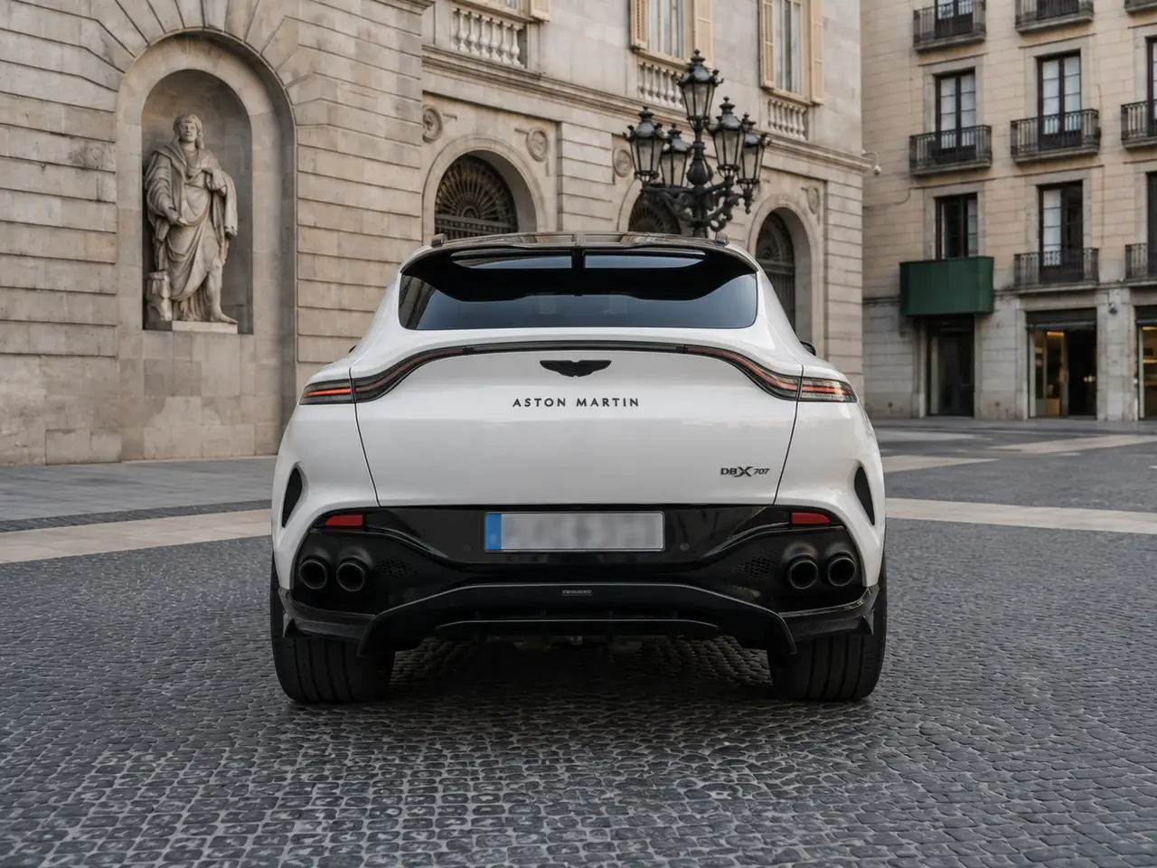 Aston Martin DBX 707 2026, vista posteriore — Milan Luxury Cars, Milano. L'Aston Martin DBX 707 unisce la struttura di un SUV a cinque posti a una spinta di 707…