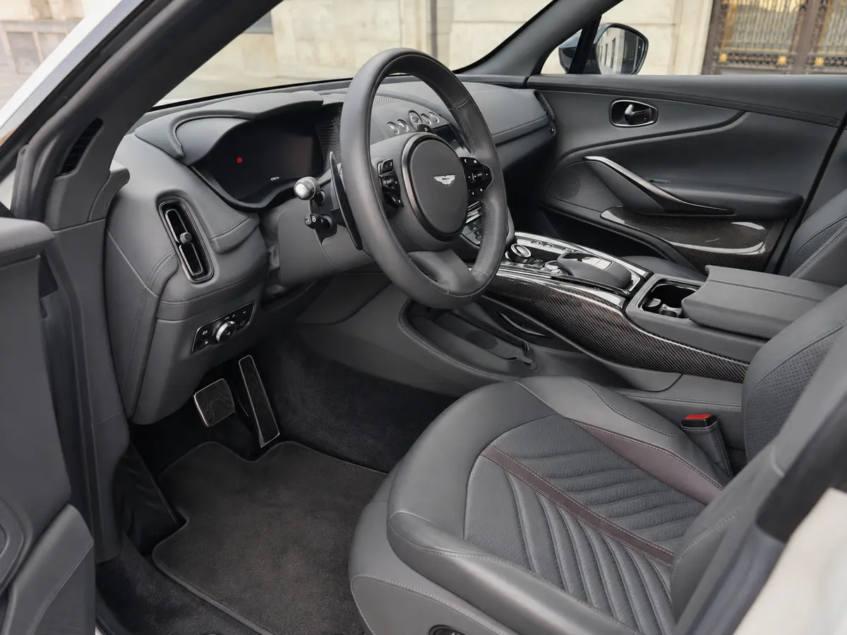 Aston Martin DBX 707 2026, interni — Milan Luxury Cars, Milano. L'Aston Martin DBX 707 unisce la struttura di un SUV a cinque posti a una spinta di 707…