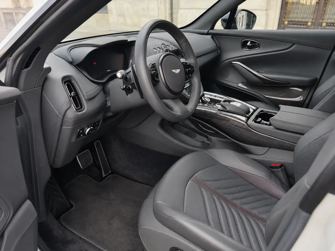 Aston Martin DBX 707 2026, interni — Milan Luxury Cars, Milano. L'Aston Martin DBX 707 unisce la struttura di un SUV a cinque posti a una spinta di 707…