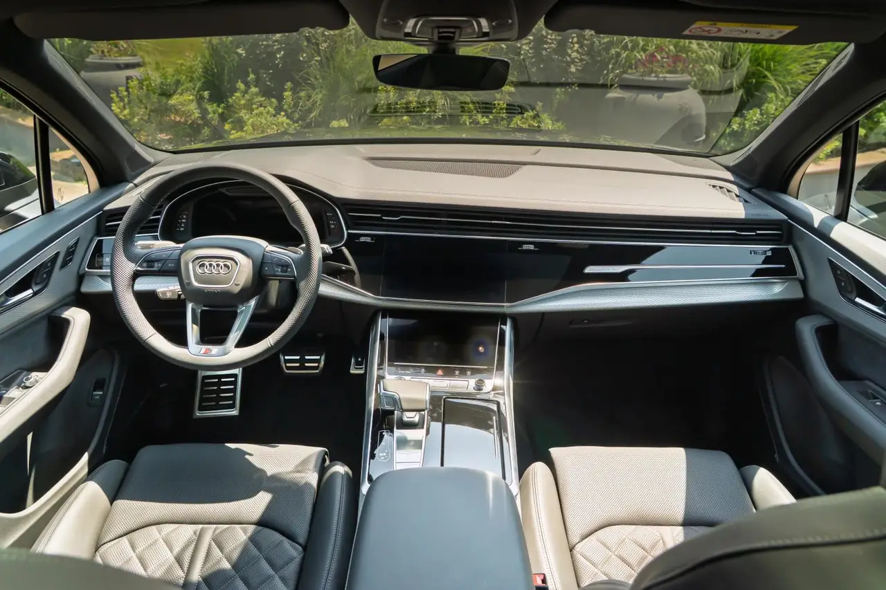 Audi Q7 50 TDI S-Line Edition 2025, exterior — Milan Luxury Cars, Milan. The 2025 Audi Q7 50 TDI S-Line Edition brings a diesel-tuned 286 hp drivetrain to a cabin…