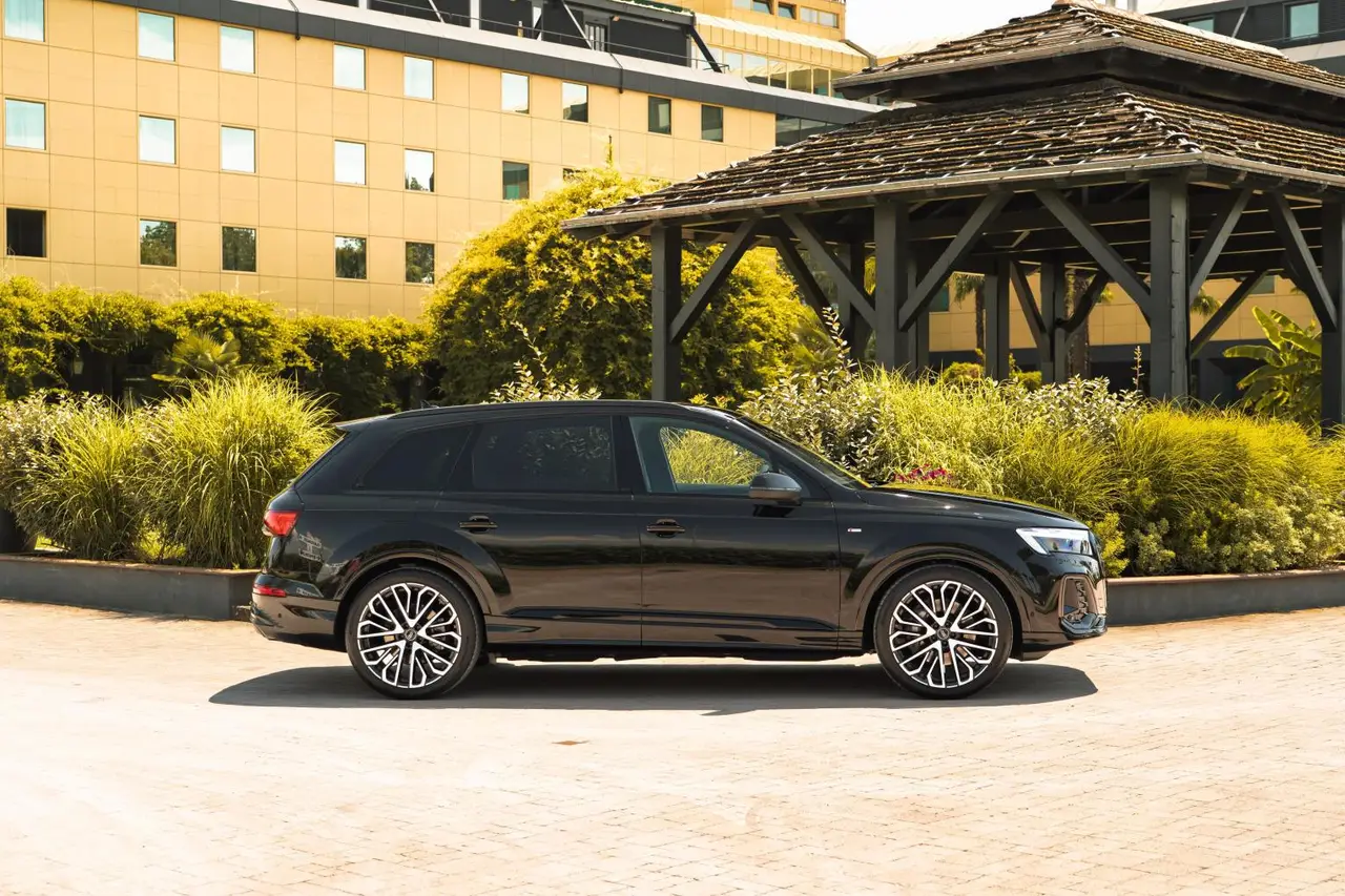 Audi Q7 50 TDI S-Line Edition 2025, front view — Milan Luxury Cars, Milan. The 2025 Audi Q7 50 TDI S-Line Edition brings a diesel-tuned 286 hp drivetrain to a cabin…