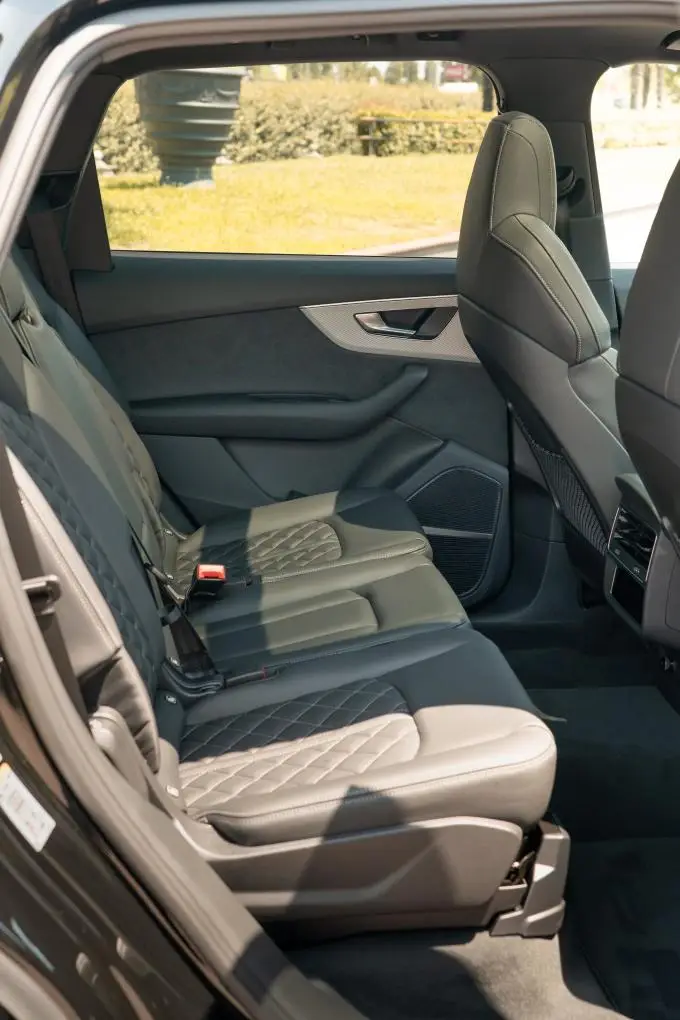 Audi Q7 50 TDI S-Line Edition 2025, rear view — Milan Luxury Cars, Milan. The 2025 Audi Q7 50 TDI S-Line Edition brings a diesel-tuned 286 hp drivetrain to a cabin…