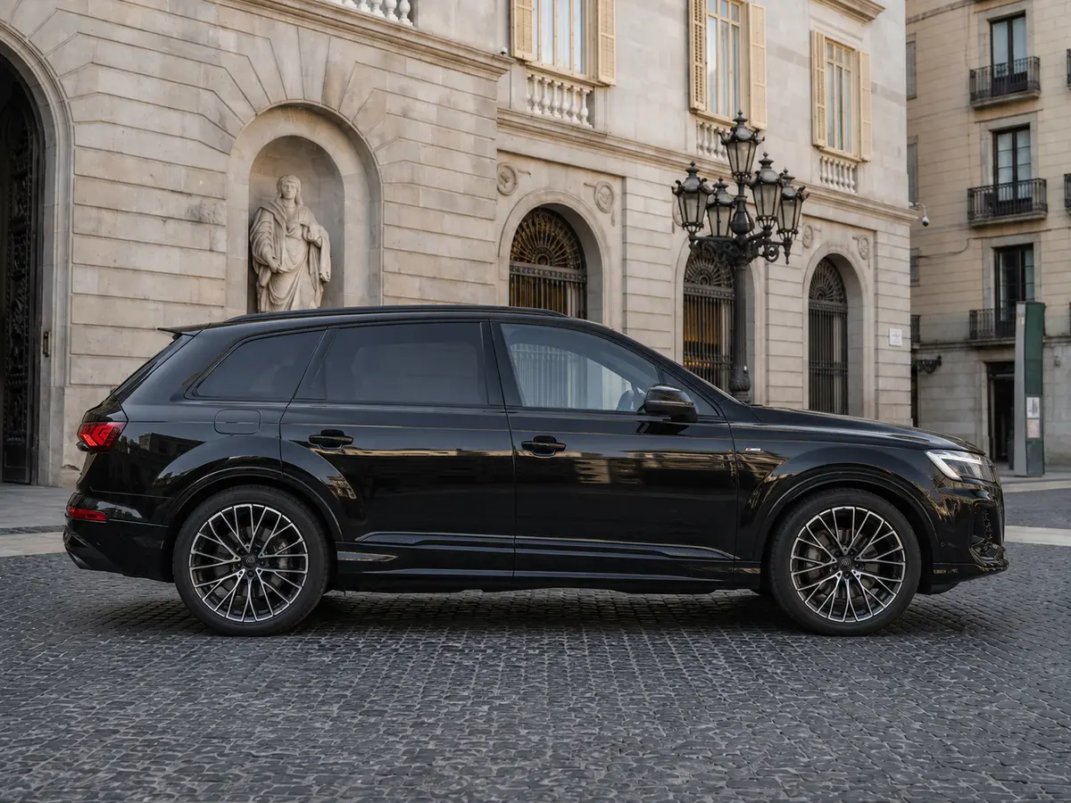 Audi Q7 50 TDI S-Line Edition 2025, esterno — Milan Luxury Cars, Milano. L'Audi Q7 50 TDI S-Line Edition unisce la spinta di un motore diesel da 286 cavalli a un…