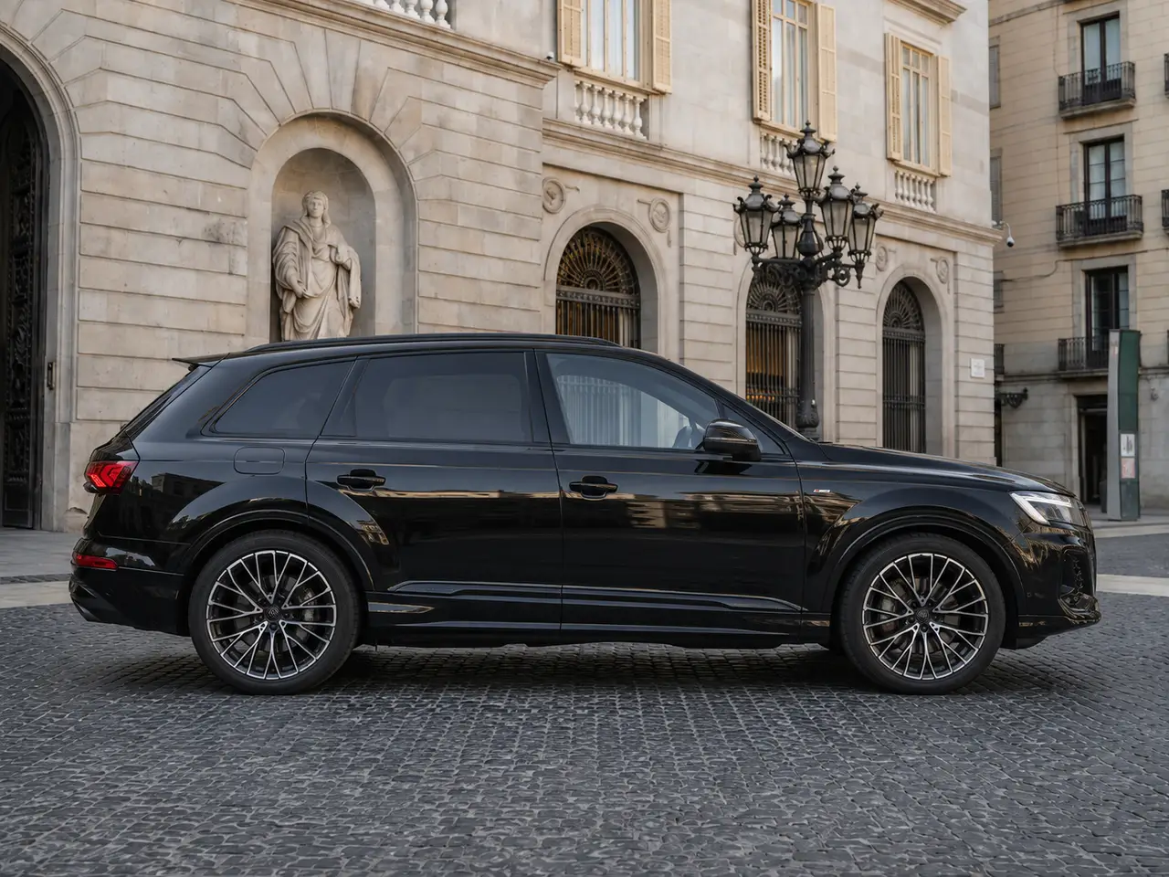 Audi Q7 50 TDI S-Line Edition 2025, esterno — Milan Luxury Cars, Milano. L'Audi Q7 50 TDI S-Line Edition unisce la spinta di un motore diesel da 286 cavalli a un…