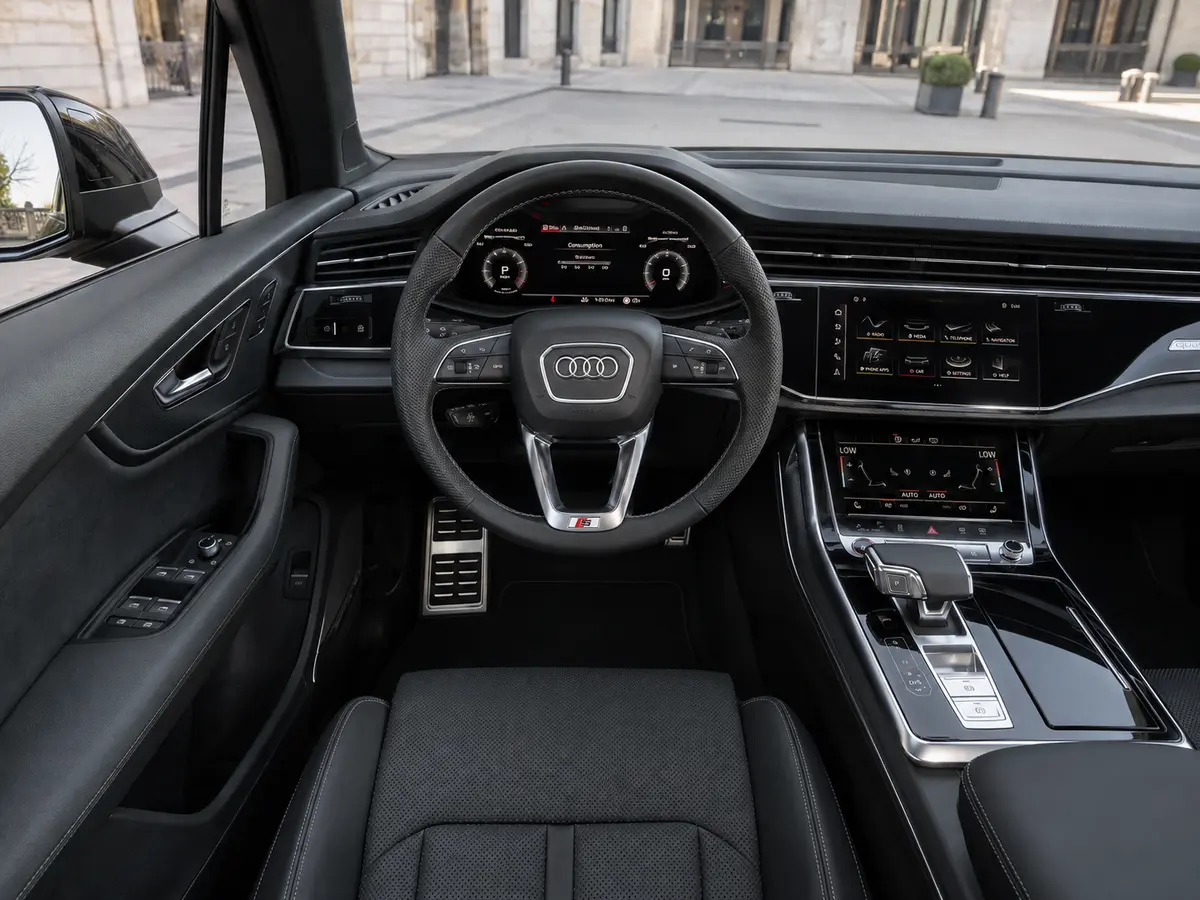 Audi Q7 50 TDI S-Line Edition 2025, vista frontale — Milan Luxury Cars, Milano. L'Audi Q7 50 TDI S-Line Edition unisce la spinta di un motore diesel da 286 cavalli a un…