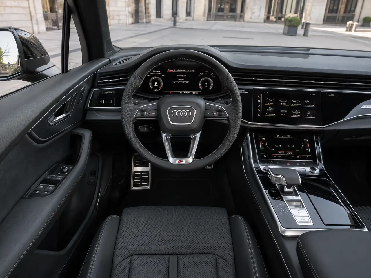 Audi Q7 50 TDI S-Line Edition 2025, vista frontale — Milan Luxury Cars, Milano. L'Audi Q7 50 TDI S-Line Edition unisce la spinta di un motore diesel da 286 cavalli a un…