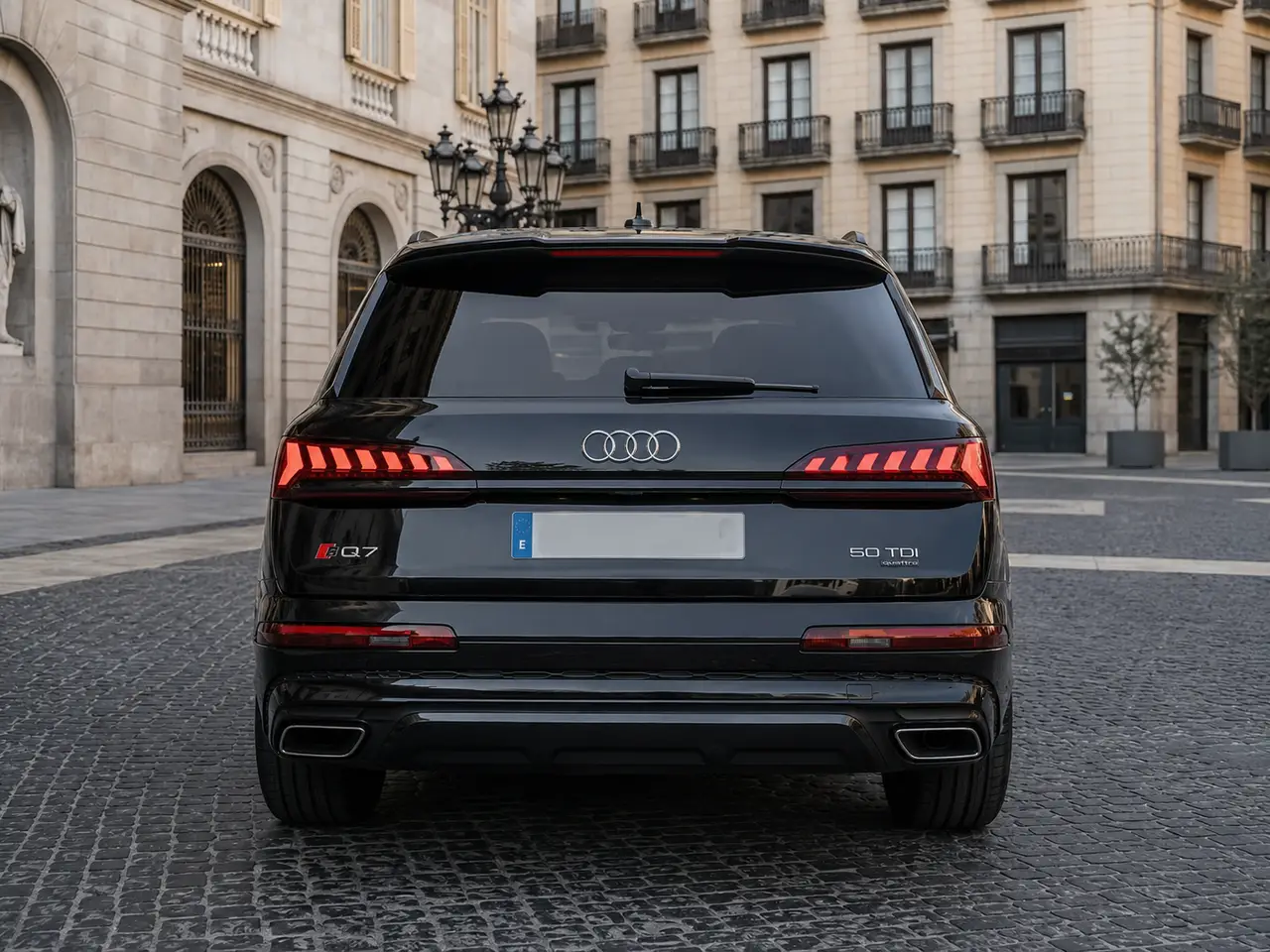 Audi Q7 50 TDI S-Line Edition 2025, vista posteriore — Milan Luxury Cars, Milano. L'Audi Q7 50 TDI S-Line Edition unisce la spinta di un motore diesel da 286 cavalli a un…