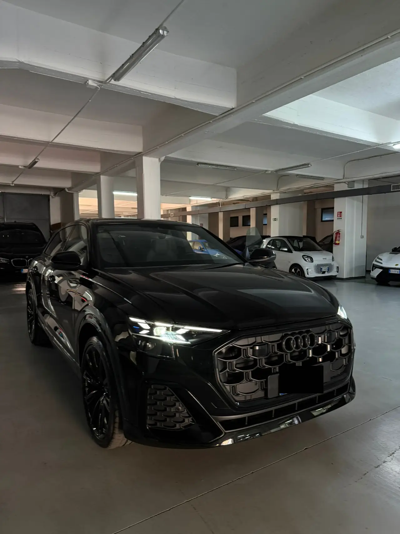 Audi Q8 2025, front view — Milan Luxury Cars, Milan. The 2025 Audi Q8 pairs a 340 hp drivetrain with a five-seat cabin that stays composed on…