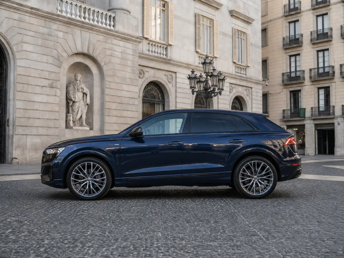 Audi Q8 55 TFSI 2022, exterior — Milan Luxury Cars, Milán. El Audi Q8 55 TFSI reúne 340 caballos y capacidad para cinco ocupantes en una carrocería…