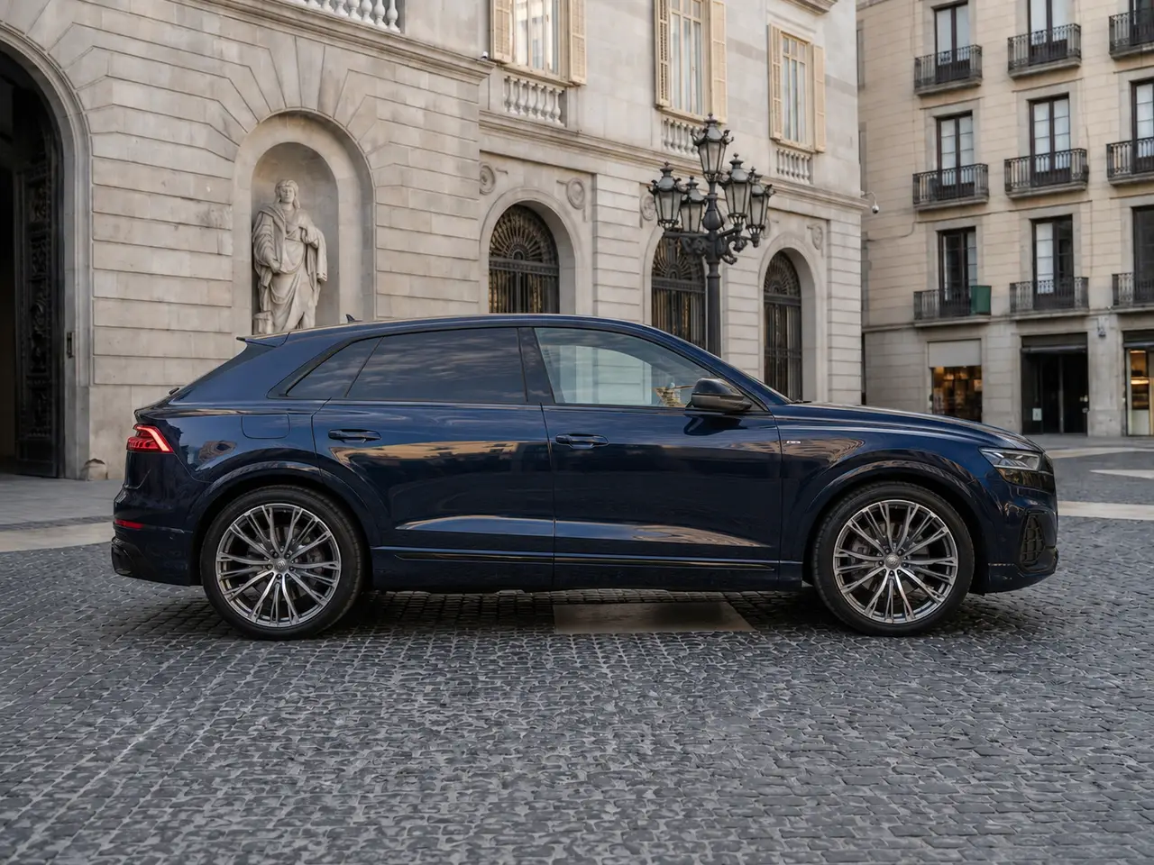Audi Q8 55 TFSI 2022, vista frontal — Milan Luxury Cars, Milán. El Audi Q8 55 TFSI reúne 340 caballos y capacidad para cinco ocupantes en una carrocería…