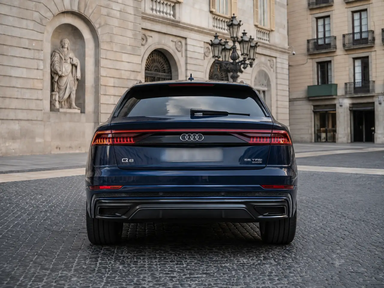 Audi Q8 55 TFSI 2022, vista trasera — Milan Luxury Cars, Milán. El Audi Q8 55 TFSI reúne 340 caballos y capacidad para cinco ocupantes en una carrocería…