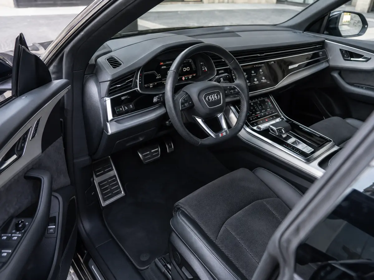 Audi Q8 55 TFSI 2022, interior — Milan Luxury Cars, Milán. El Audi Q8 55 TFSI reúne 340 caballos y capacidad para cinco ocupantes en una carrocería…