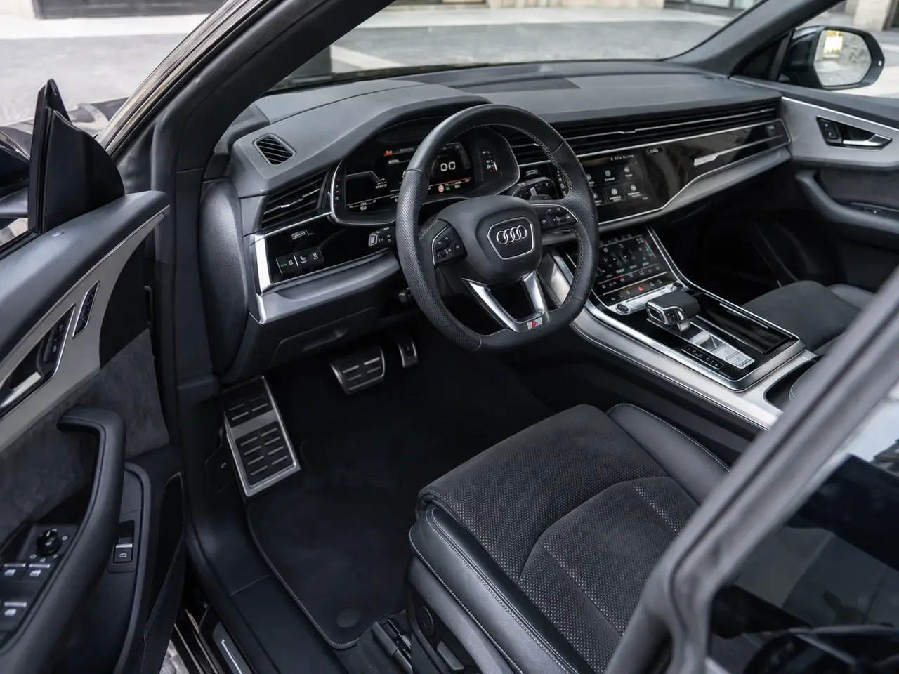 Audi Q8 55 TFSI 2022, interior — Milan Luxury Cars, Milán. El Audi Q8 55 TFSI reúne 340 caballos y capacidad para cinco ocupantes en una carrocería…