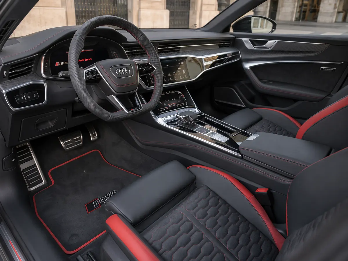 Audi RS6 2022, interni — Milan Luxury Cars, Milano. L'Audi RS6 unisce l'assetto e la potenza di una vettura sportiva alla configurazione di…