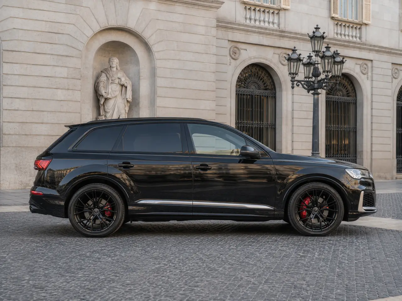 Audi SQ7 7seater 2023, vista frontale — Milan Luxury Cars, Milano. L'Audi SQ7 a sette posti unisce la struttura di un SUV di grande formato alla spinta di…