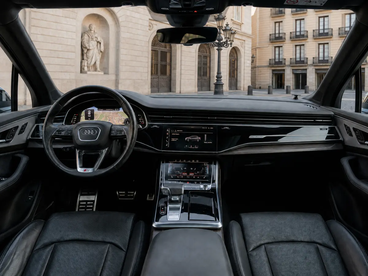 Audi SQ7 7seater 2023, interni — Milan Luxury Cars, Milano. L'Audi SQ7 a sette posti unisce la struttura di un SUV di grande formato alla spinta di…