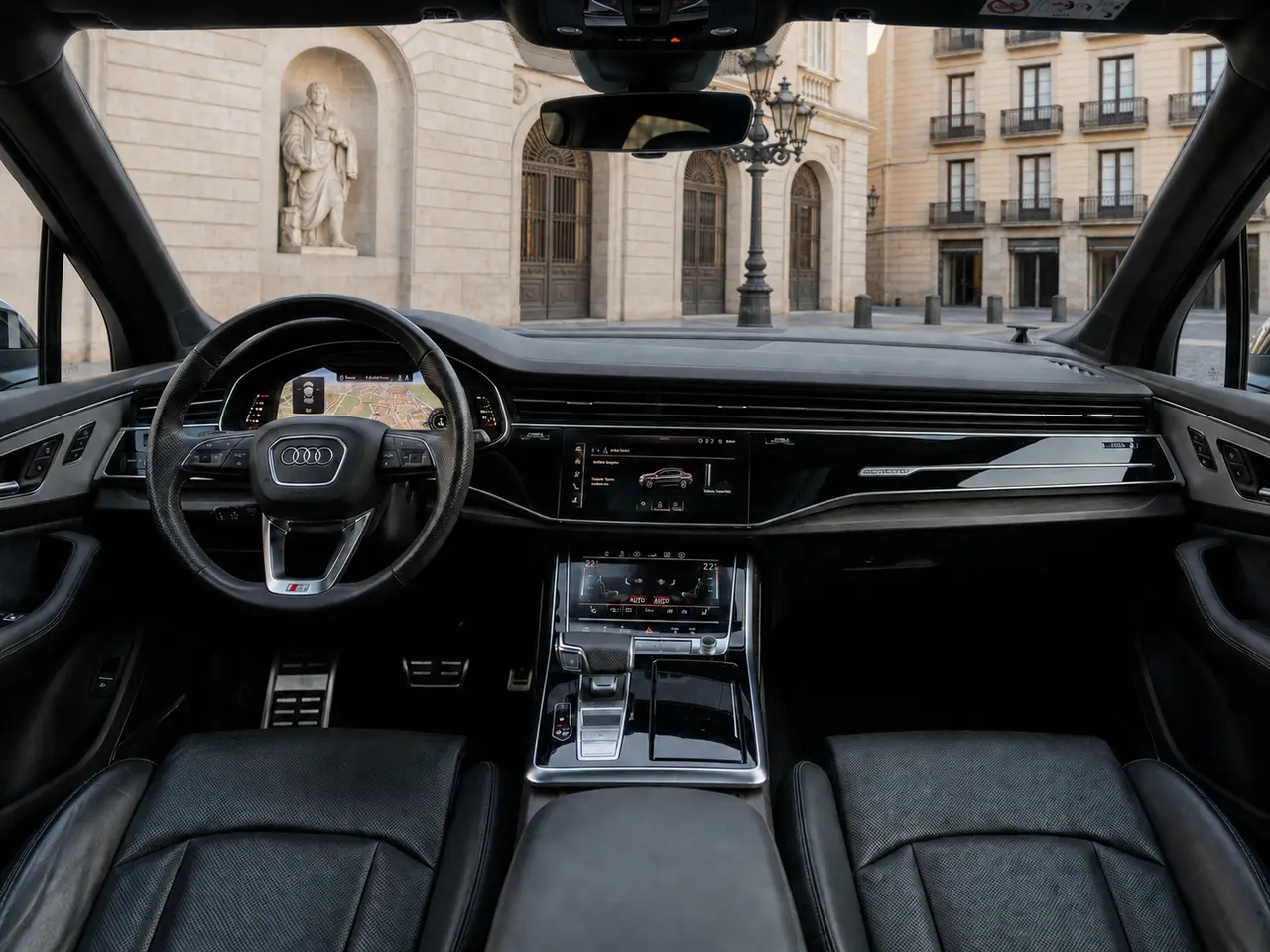 Audi SQ7 7seater 2023, interni — Milan Luxury Cars, Milano. L'Audi SQ7 a sette posti unisce la struttura di un SUV di grande formato alla spinta di…
