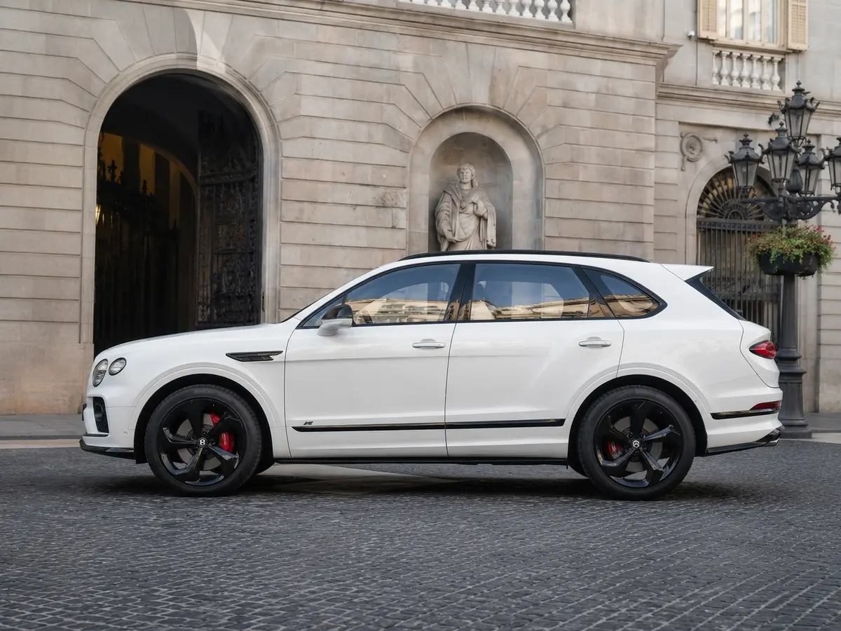 Bentley Bentayga V8-S 2024, esterno — Milan Luxury Cars, Milano. Il Bentley Bentayga V8-S unisce la struttura di un SUV a cinque posti alla meccanica di…