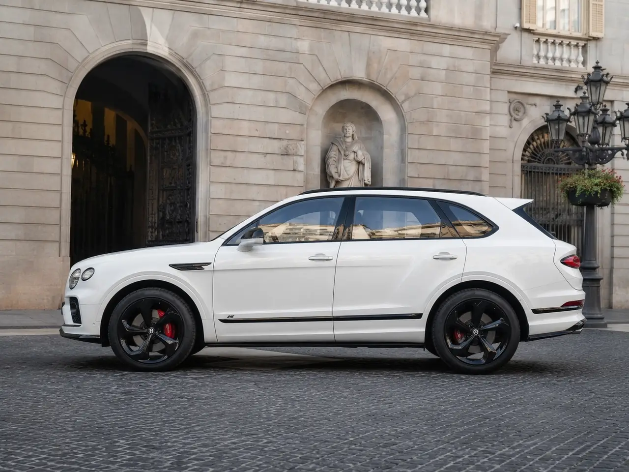 Bentley Bentayga V8-S 2024, esterno — Milan Luxury Cars, Milano. Il Bentley Bentayga V8-S unisce la struttura di un SUV a cinque posti alla meccanica di…