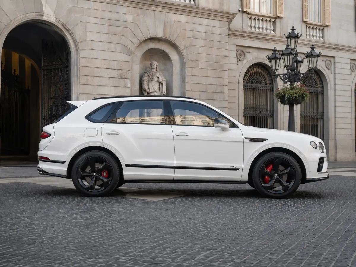 Bentley Bentayga V8-S 2024, vista frontale — Milan Luxury Cars, Milano. Il Bentley Bentayga V8-S unisce la struttura di un SUV a cinque posti alla meccanica di…