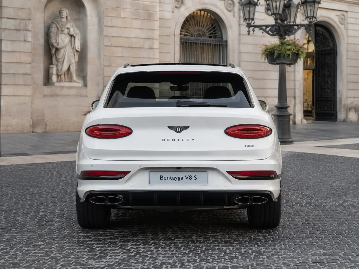 Bentley Bentayga V8-S 2024, vista posteriore — Milan Luxury Cars, Milano. Il Bentley Bentayga V8-S unisce la struttura di un SUV a cinque posti alla meccanica di…