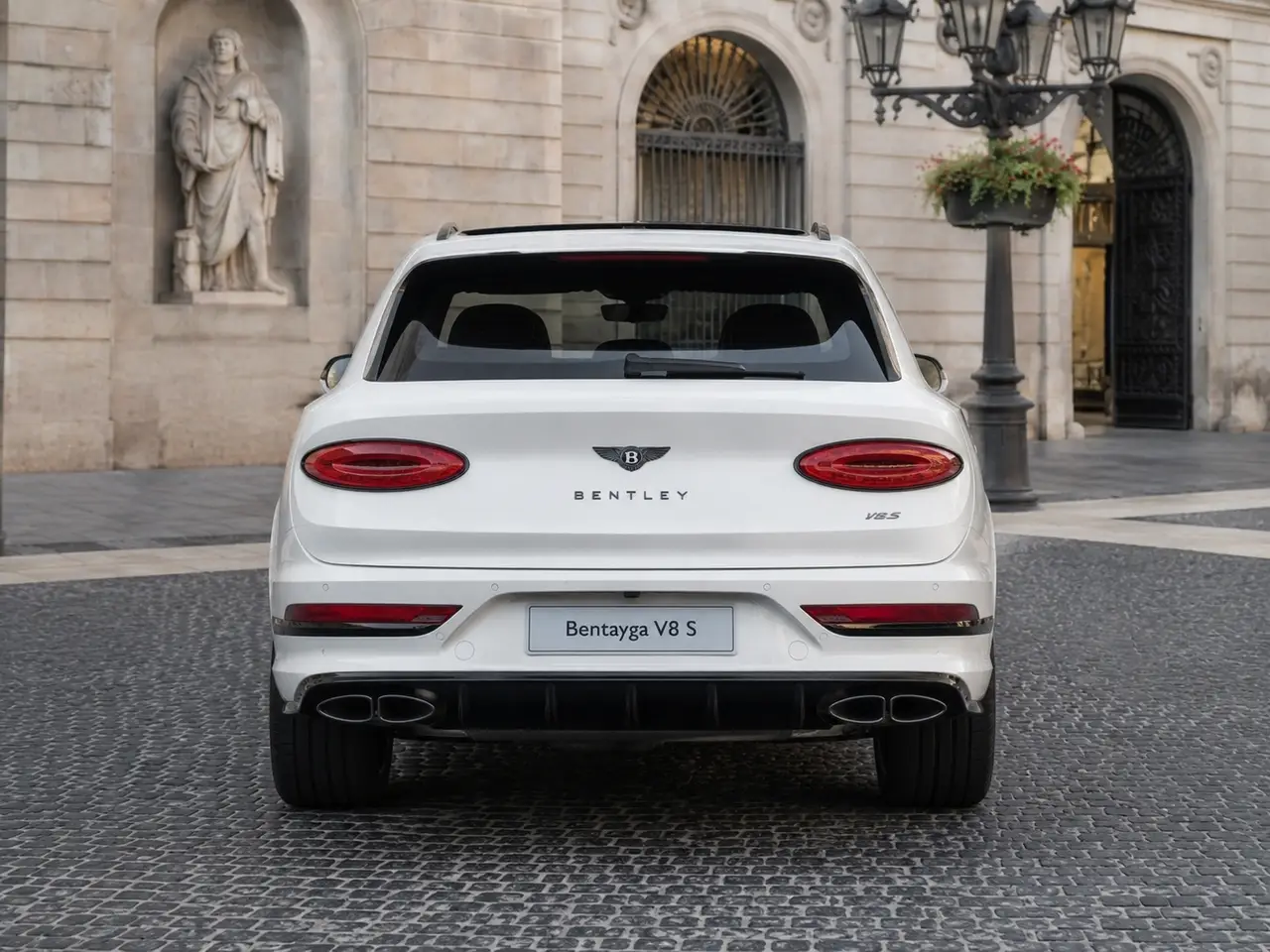 Bentley Bentayga V8-S 2024, vista posteriore — Milan Luxury Cars, Milano. Il Bentley Bentayga V8-S unisce la struttura di un SUV a cinque posti alla meccanica di…