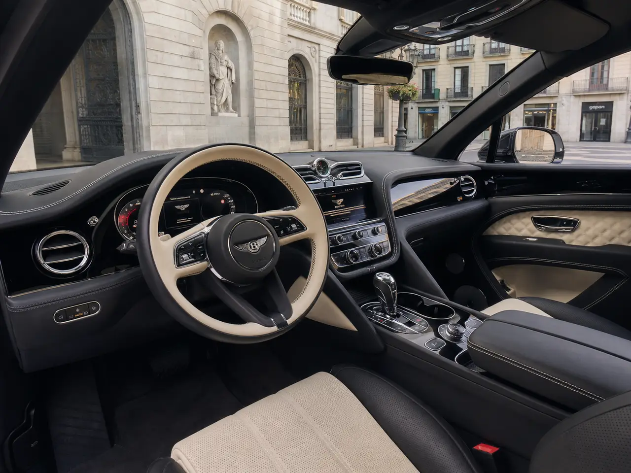 Bentley Bentayga V8-S 2024, interni — Milan Luxury Cars, Milano. Il Bentley Bentayga V8-S unisce la struttura di un SUV a cinque posti alla meccanica di…