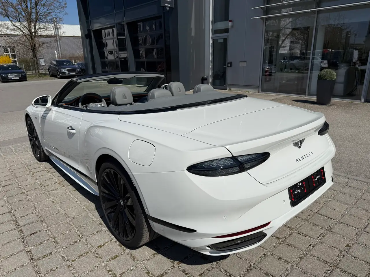Bentley Continental GTC Speed 2025, side profile — Milan Luxury Cars, Milan. The 2025 Bentley Continental GTC Speed pairs a 650 hp drivetrain with a four-seat…