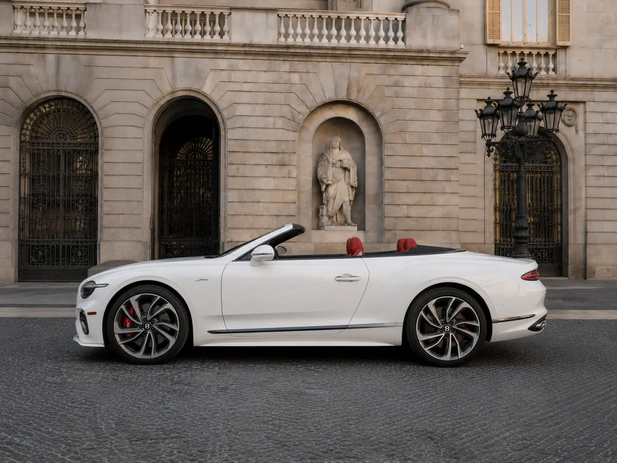 Bentley Continental GTC Speed 2025, exterior — Milan Luxury Cars, Milán. El Bentley Continental GTC Speed 2025 combina la carrocería descapotable con una mecánica…