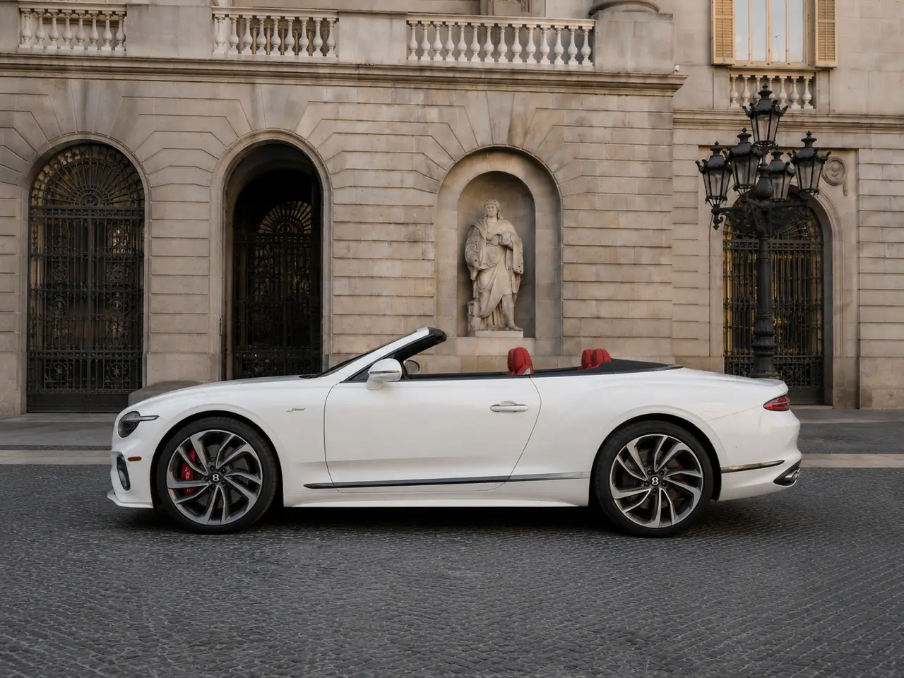 Bentley Continental GTC Speed 2025, exterior — Milan Luxury Cars, Milán. El Bentley Continental GTC Speed 2025 combina la carrocería descapotable con una mecánica…