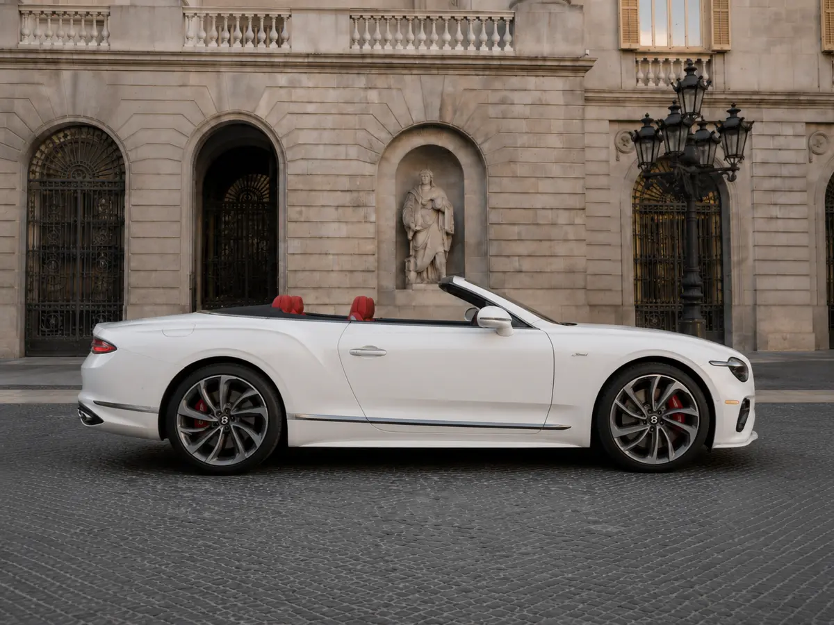Bentley Continental GTC Speed 2025, vista frontal — Milan Luxury Cars, Milán. El Bentley Continental GTC Speed 2025 combina la carrocería descapotable con una mecánica…
