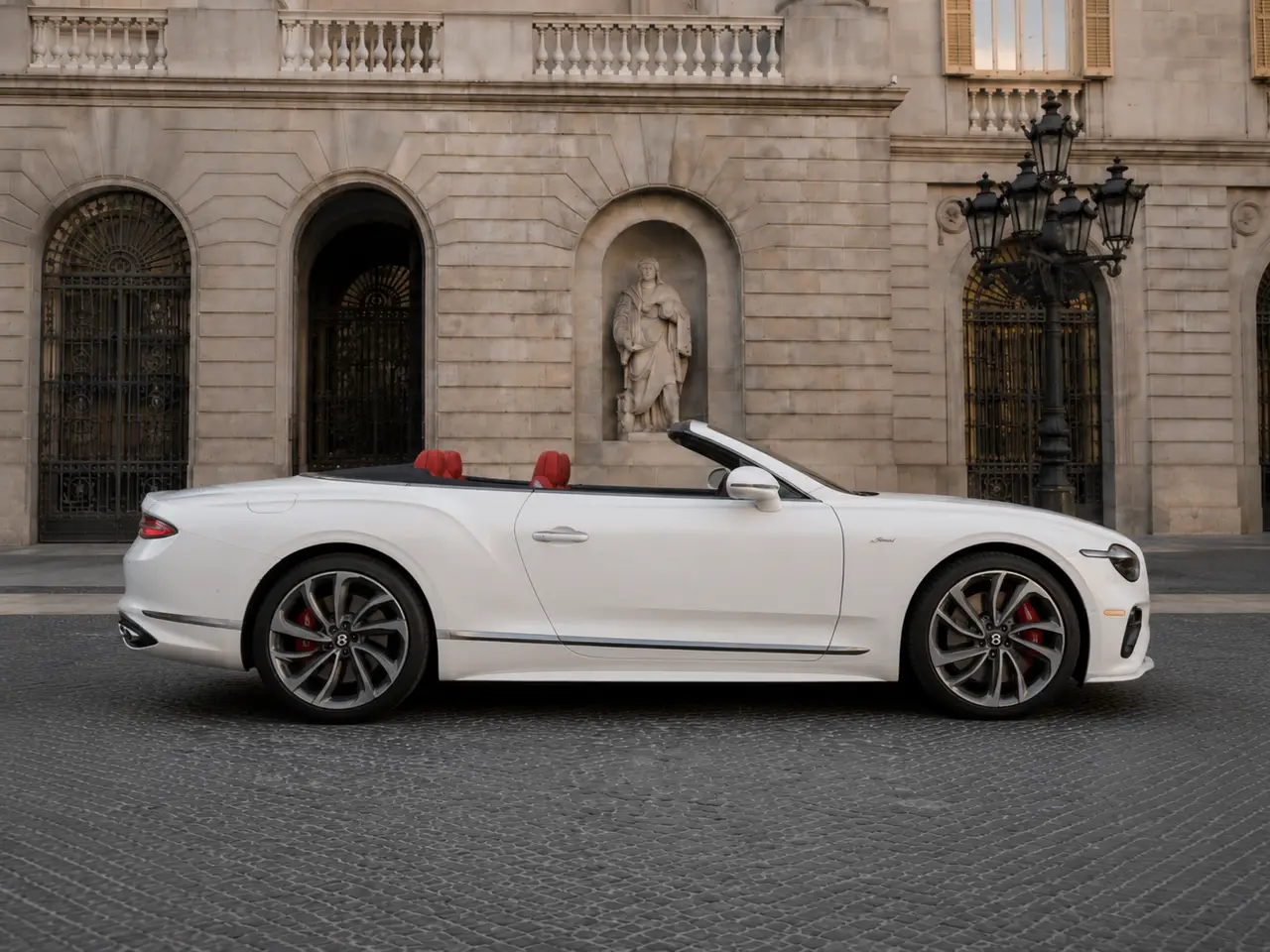 Bentley Continental GTC Speed 2025, vista frontal — Milan Luxury Cars, Milán. El Bentley Continental GTC Speed 2025 combina la carrocería descapotable con una mecánica…