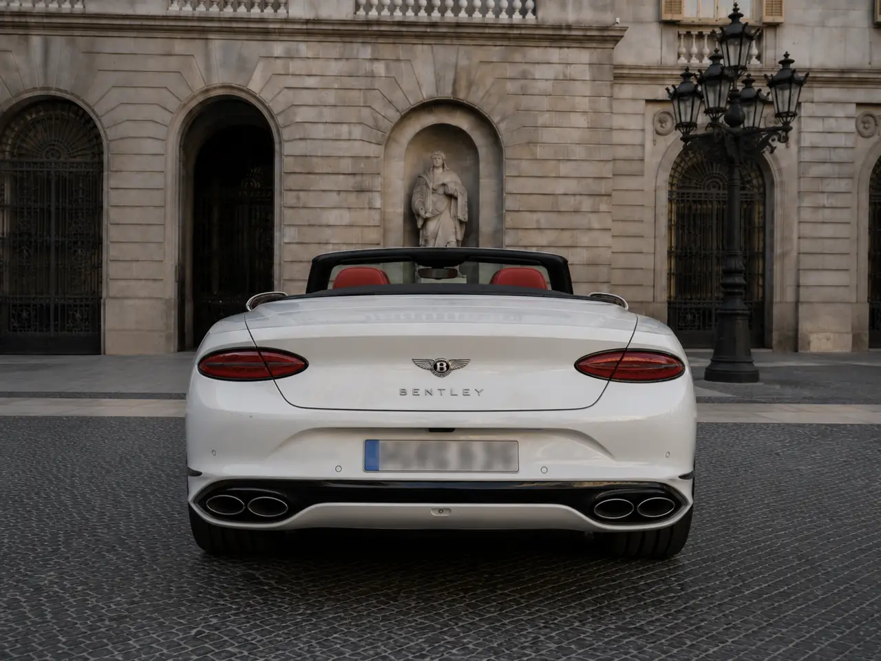 Bentley Continental GTC Speed 2025, vista trasera — Milan Luxury Cars, Milán. El Bentley Continental GTC Speed 2025 combina la carrocería descapotable con una mecánica…