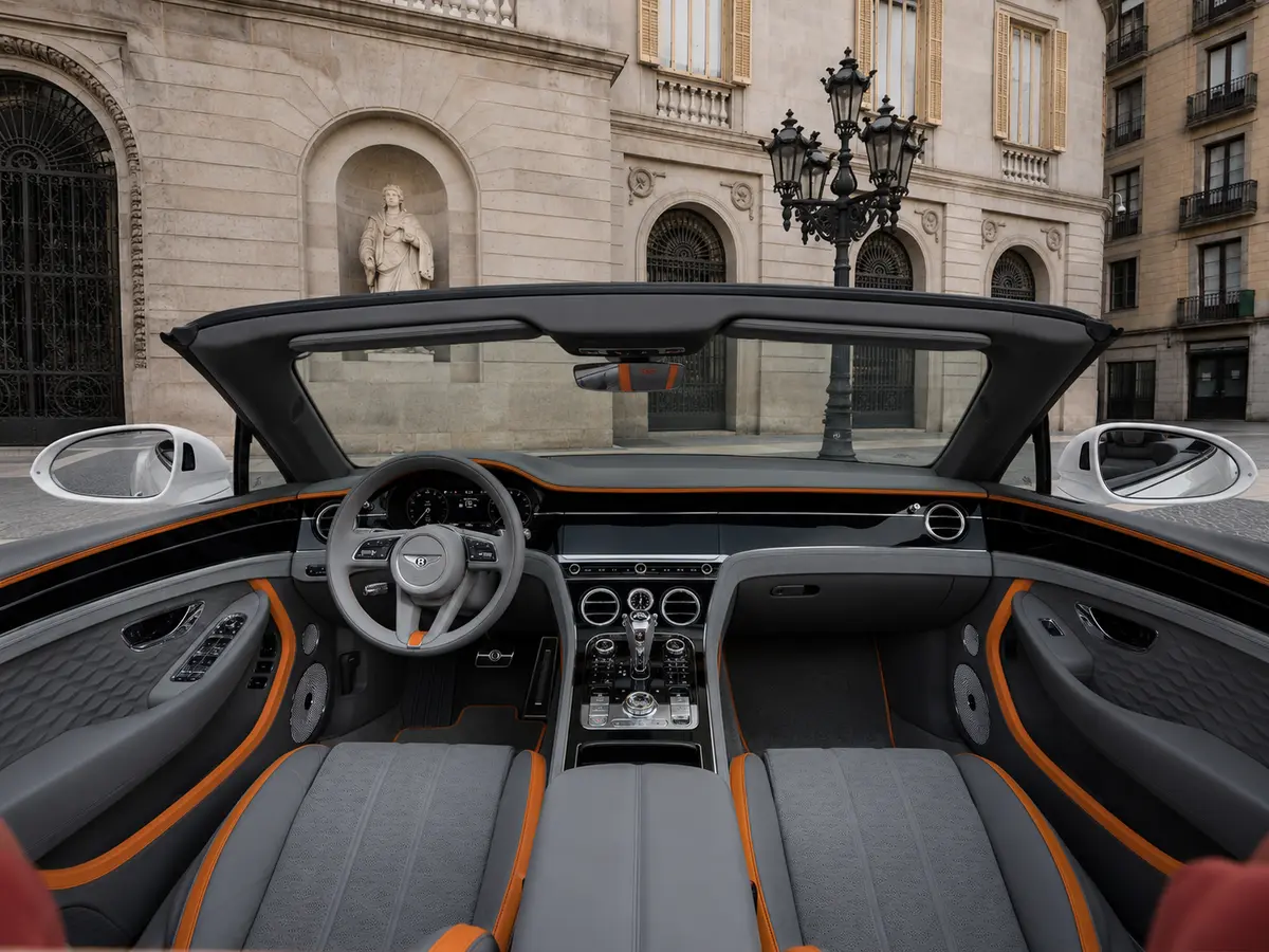 Bentley Continental GTC Speed 2025, interior — Milan Luxury Cars, Milán. El Bentley Continental GTC Speed 2025 combina la carrocería descapotable con una mecánica…