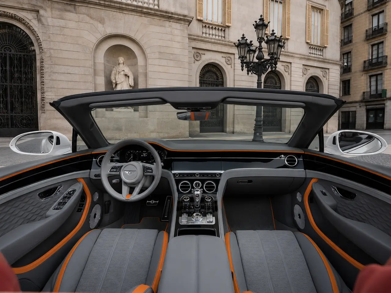 Bentley Continental GTC Speed 2025, interior — Milan Luxury Cars, Milán. El Bentley Continental GTC Speed 2025 combina la carrocería descapotable con una mecánica…