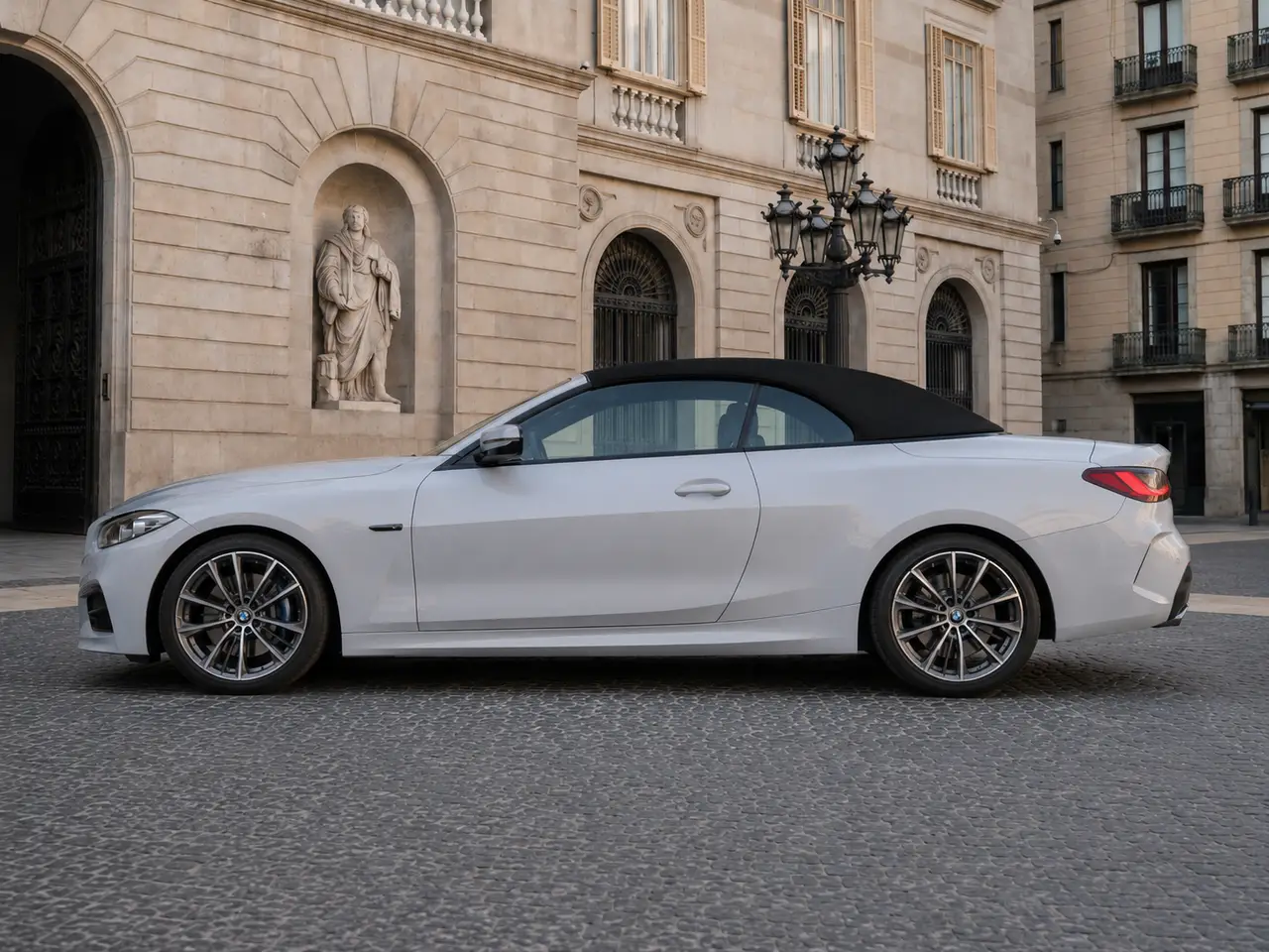 BMW 430i Cabrio 2023, esterno — Milan Luxury Cars, Milano. La BMW 430i Cabrio 2023 è una due porte a quattro posti pensata per chi vuole aria aperta…
