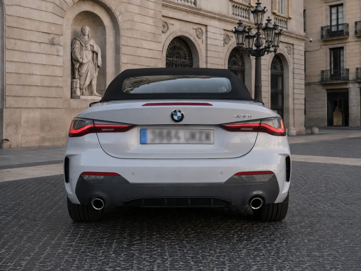 BMW 430i Cabrio 2023, vista frontale — Milan Luxury Cars, Milano. La BMW 430i Cabrio 2023 è una due porte a quattro posti pensata per chi vuole aria aperta…