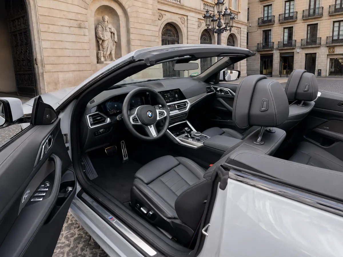 BMW 430i Cabrio 2023, vista posteriore — Milan Luxury Cars, Milano. La BMW 430i Cabrio 2023 è una due porte a quattro posti pensata per chi vuole aria aperta…