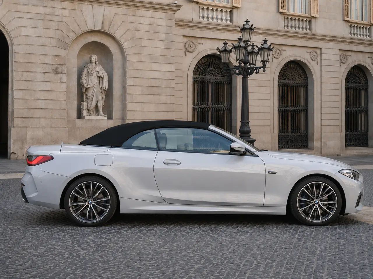BMW 430i Cabrio 2023, interni — Milan Luxury Cars, Milano. La BMW 430i Cabrio 2023 è una due porte a quattro posti pensata per chi vuole aria aperta…