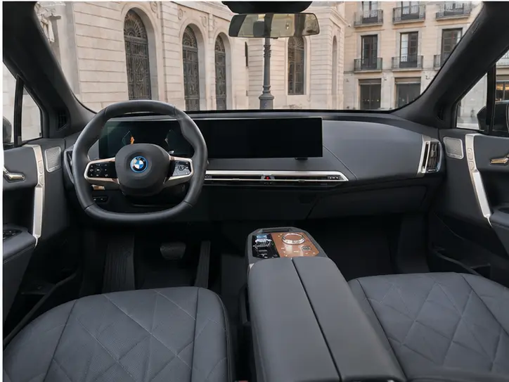 BMW IX M60 2023, esterno — Milan Luxury Cars, Milano. La BMW iX M60 porta in gamma una interpretazione elettrica del SUV ad alte prestazioni:…