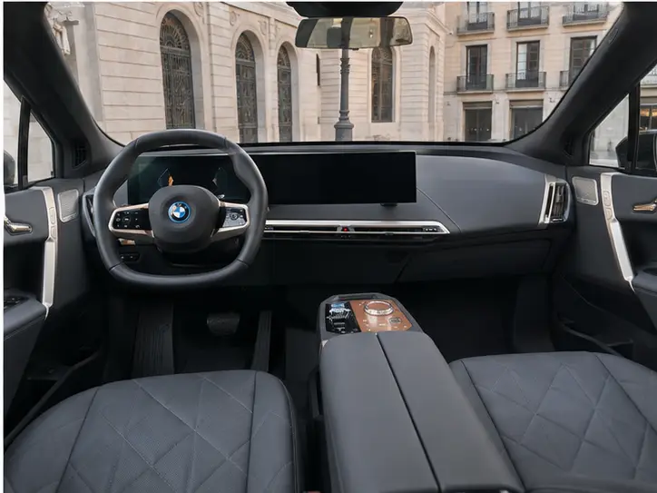 BMW IX M60 2023, esterno — Milan Luxury Cars, Milano. La BMW iX M60 porta in gamma una interpretazione elettrica del SUV ad alte prestazioni:…