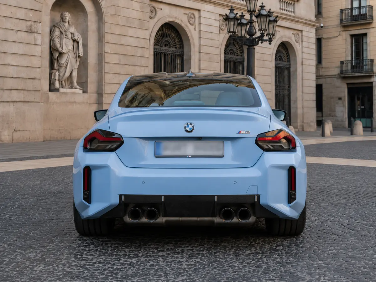 BMW M2 2024, vista frontale — Milan Luxury Cars, Milano. La BMW M2 del 2026 è una coupé sportiva compatta che unisce i 460 CV del suo propulsore a…