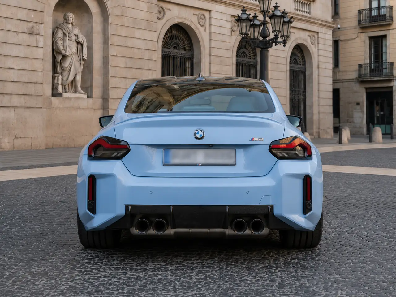 BMW M2 2024, vista frontale — Milan Luxury Cars, Milano. La BMW M2 del 2026 è una coupé sportiva compatta che unisce i 460 CV del suo propulsore a…