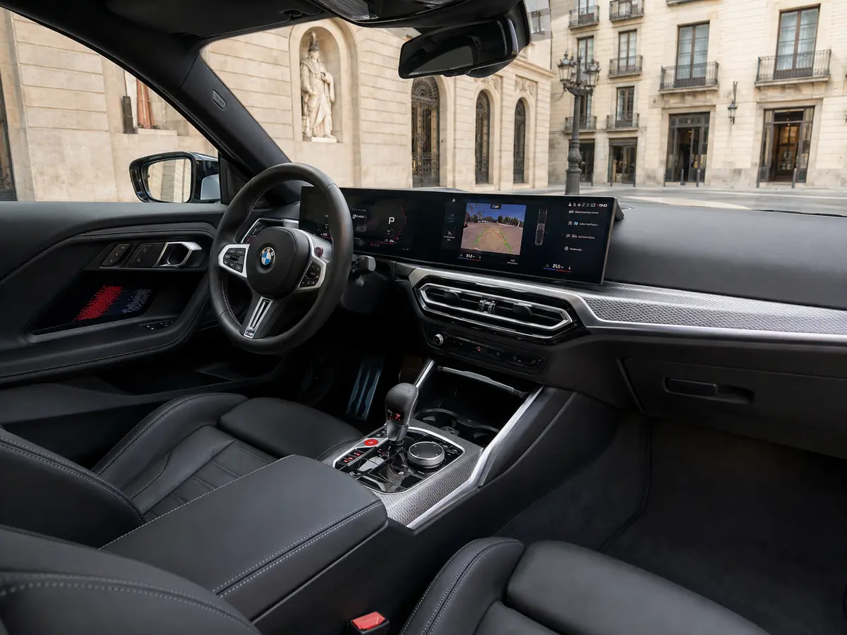 BMW M2 2024, interni — Milan Luxury Cars, Milano. La BMW M2 del 2026 è una coupé sportiva compatta che unisce i 460 CV del suo propulsore a…