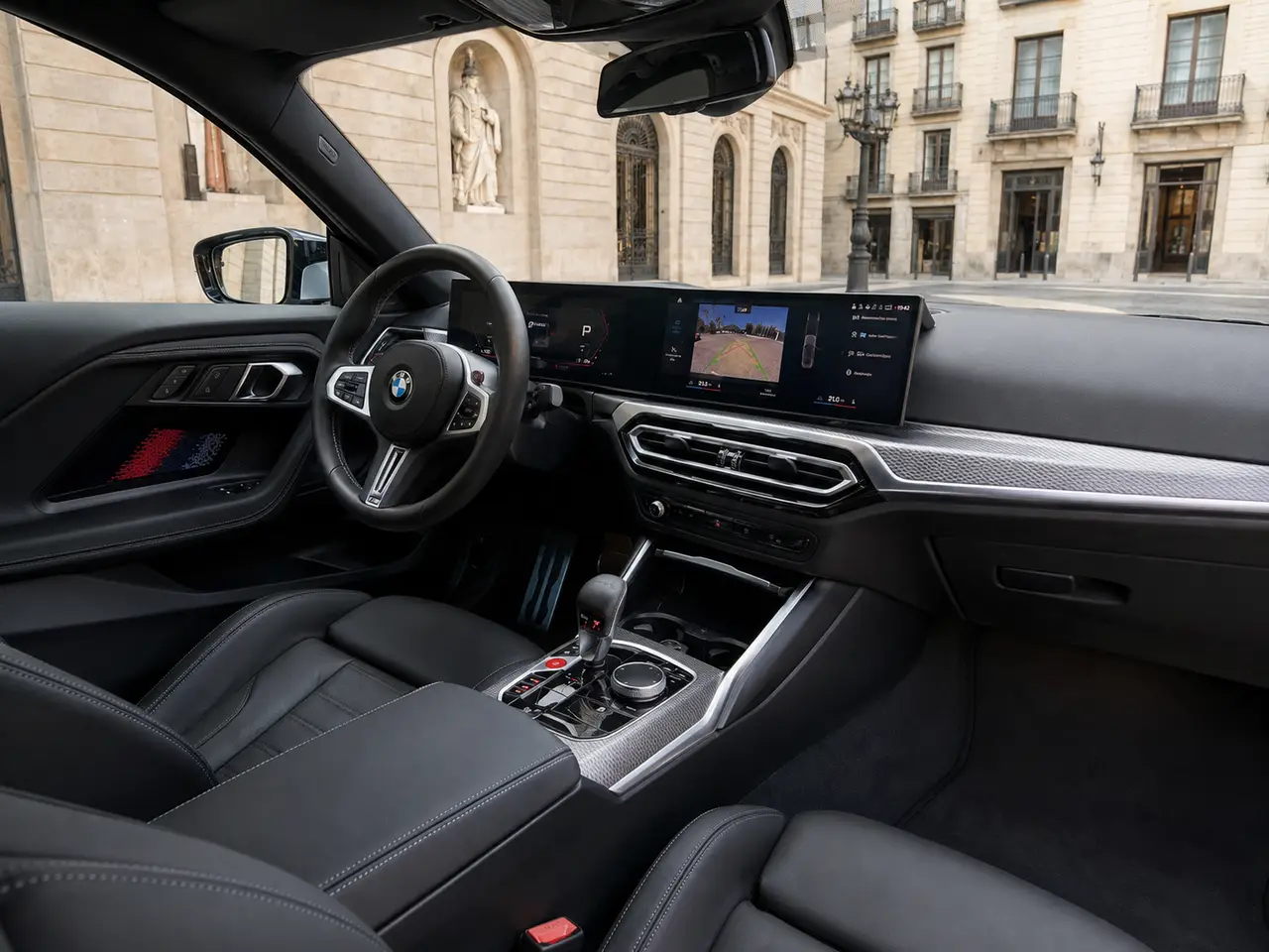BMW M2 2024, interni — Milan Luxury Cars, Milano. La BMW M2 del 2026 è una coupé sportiva compatta che unisce i 460 CV del suo propulsore a…