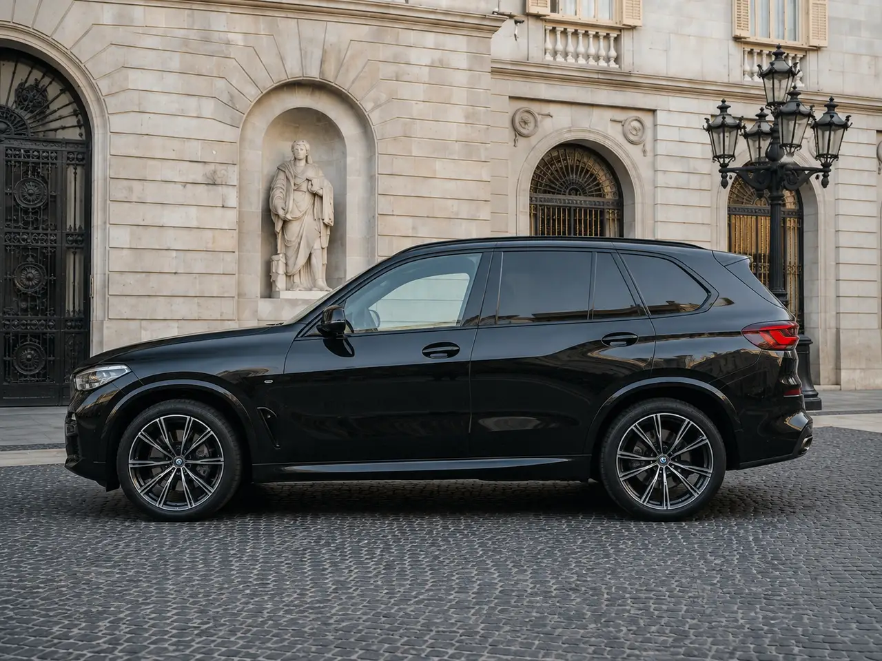 BMW X5 4.0i M 2025, exterior — Milan Luxury Cars, Milán. El BMW X5 4.0i M de 2025 combina la robustez de un todoterreno con una respuesta mecánica…