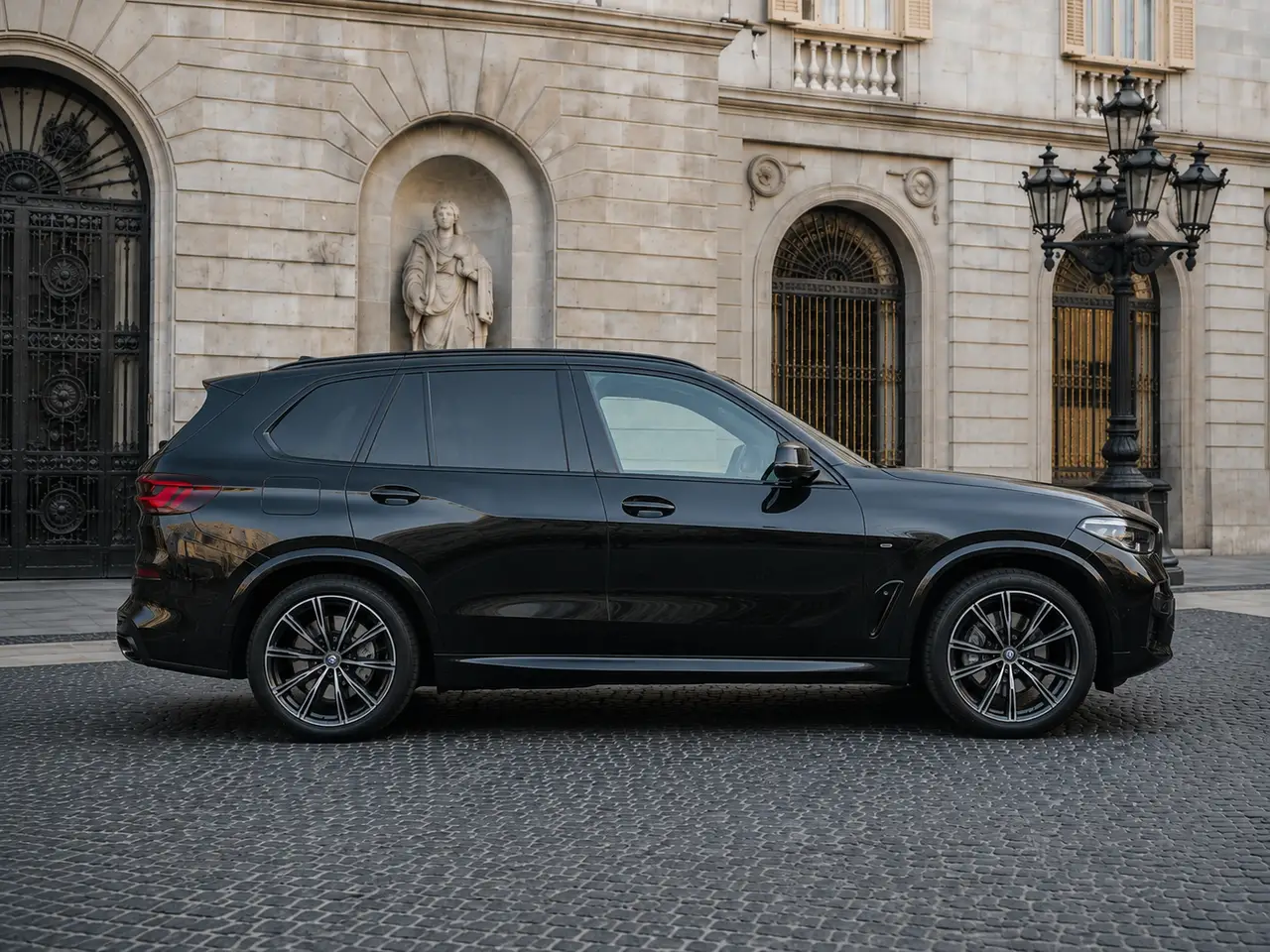 BMW X5 4.0i M 2025, vista frontal — Milan Luxury Cars, Milán. El BMW X5 4.0i M de 2025 combina la robustez de un todoterreno con una respuesta mecánica…