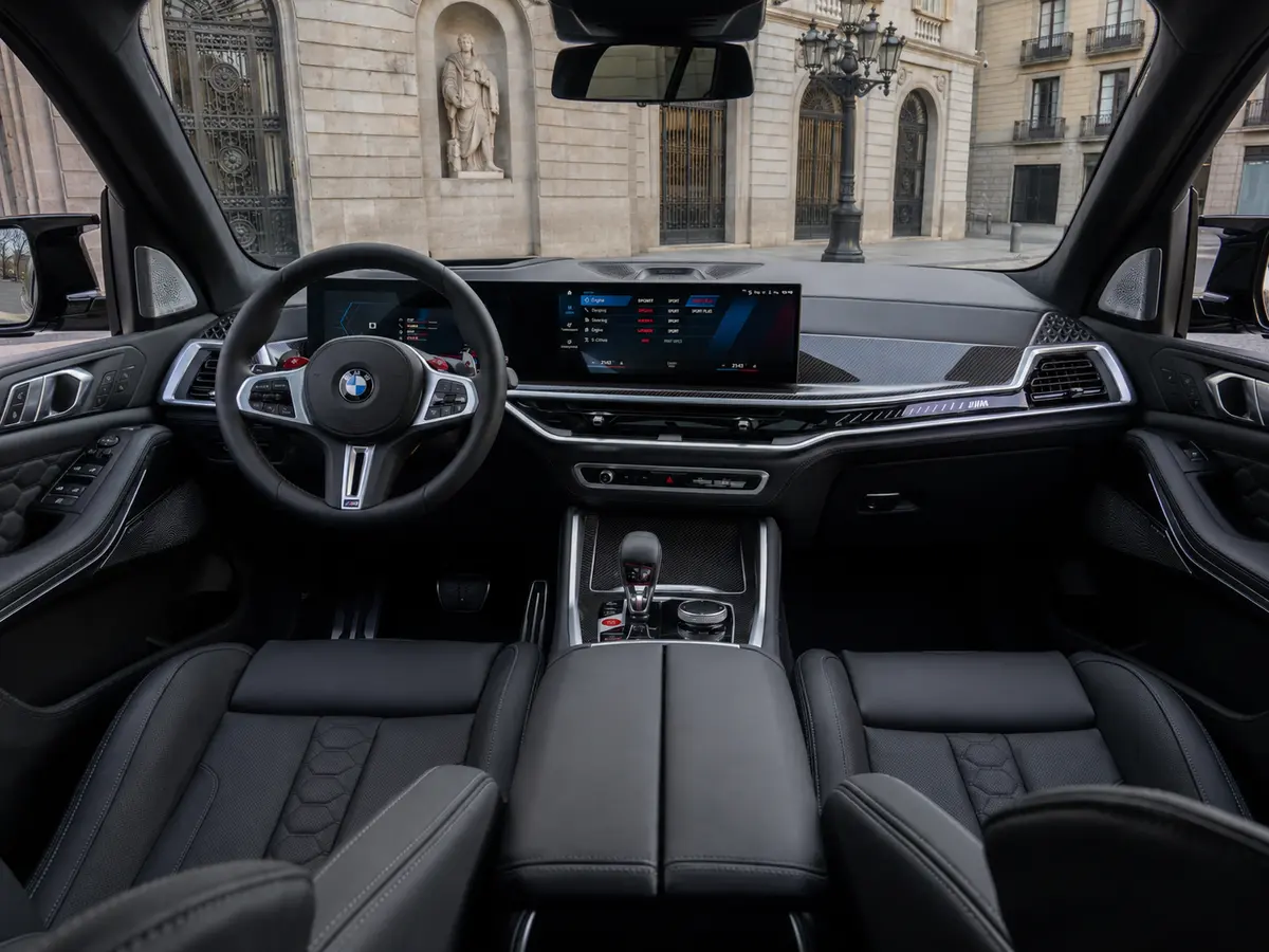 BMW X5 4.0i M 2025, interior — Milan Luxury Cars, Milán. El BMW X5 4.0i M de 2025 combina la robustez de un todoterreno con una respuesta mecánica…